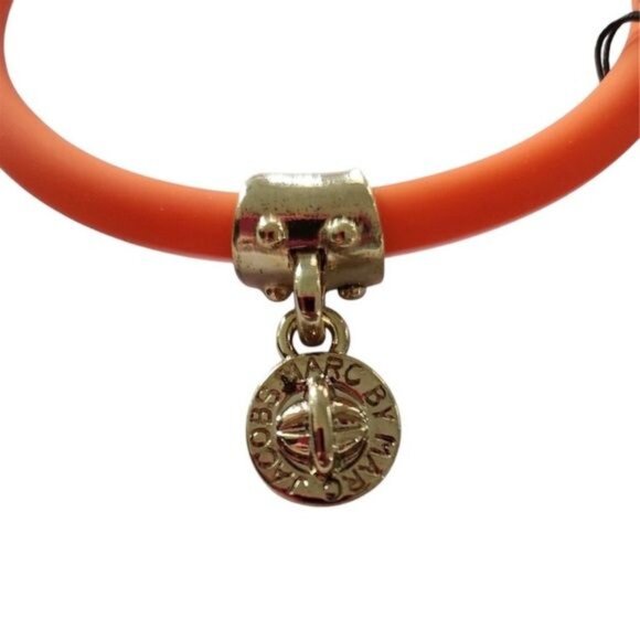 Marc by Marc Jacobs orange silicone bracelet with gold tone turnlock brand charm - Picture 3 of 4